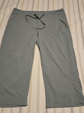 Columbia Women's Sage Green Drawstring Capris